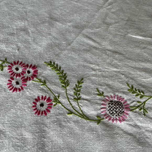 Vintage Hand Embroidered Linen Tablecloth Pink Floral Oval Cottagecore Farmhouse - Picture 5 of 9